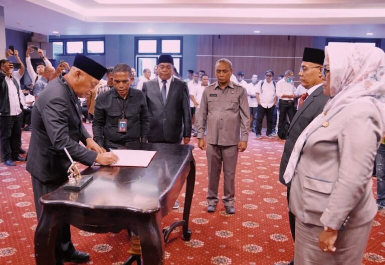 Sarbin Sehe Lantik 15 Pejabat Administrator di Lingkup Pemprov Malut