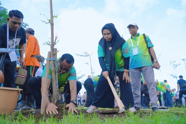 Wali Kota Tidore bersama Ketua TP-PKK Tanam Pohon di Taman Suroboyo