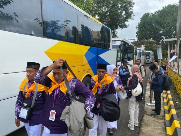 JCH Malut Kini Berada di Embarkasi Makassar, Kloter 13 Sudah Berangkat Menuju Arab Saudi