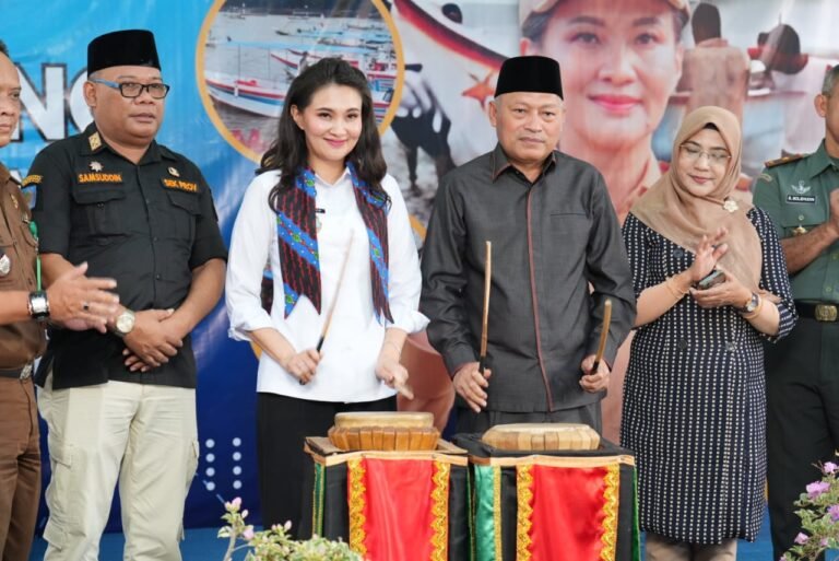 Launching Kampung Nelayan, Gubernur serahkan bantuan secara simbolis ke Nelayan Dufa-Dufa