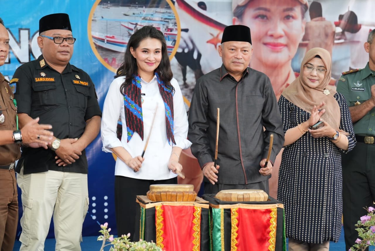 Launching Kampung Nelayan, Gubernur serahkan bantuan secara simbolis ke Nelayan Dufa-Dufa