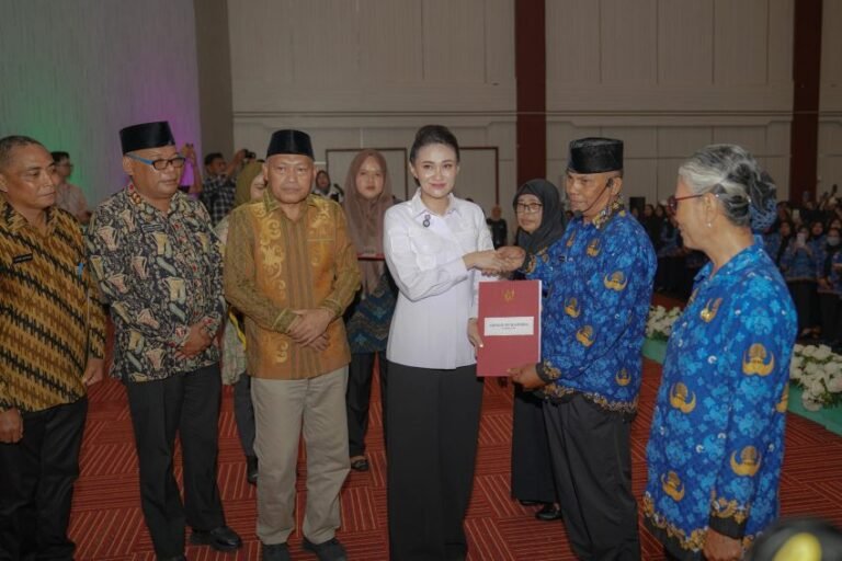 Sebanyak 1.394 PPPK resmi Terima SK dari Gubernur Sherly