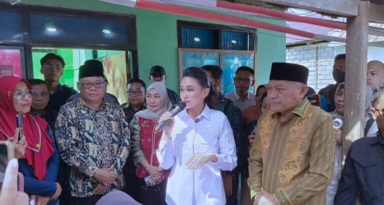 Respon Cepat, Gubernur Sherly Tinjau Warga Terdampak Puting Beliung di Guraping