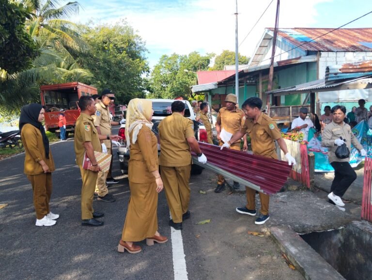 Warga Guraping Terdampak Angin Puting Beliung Terima Bantuan dari Pemprov Malut