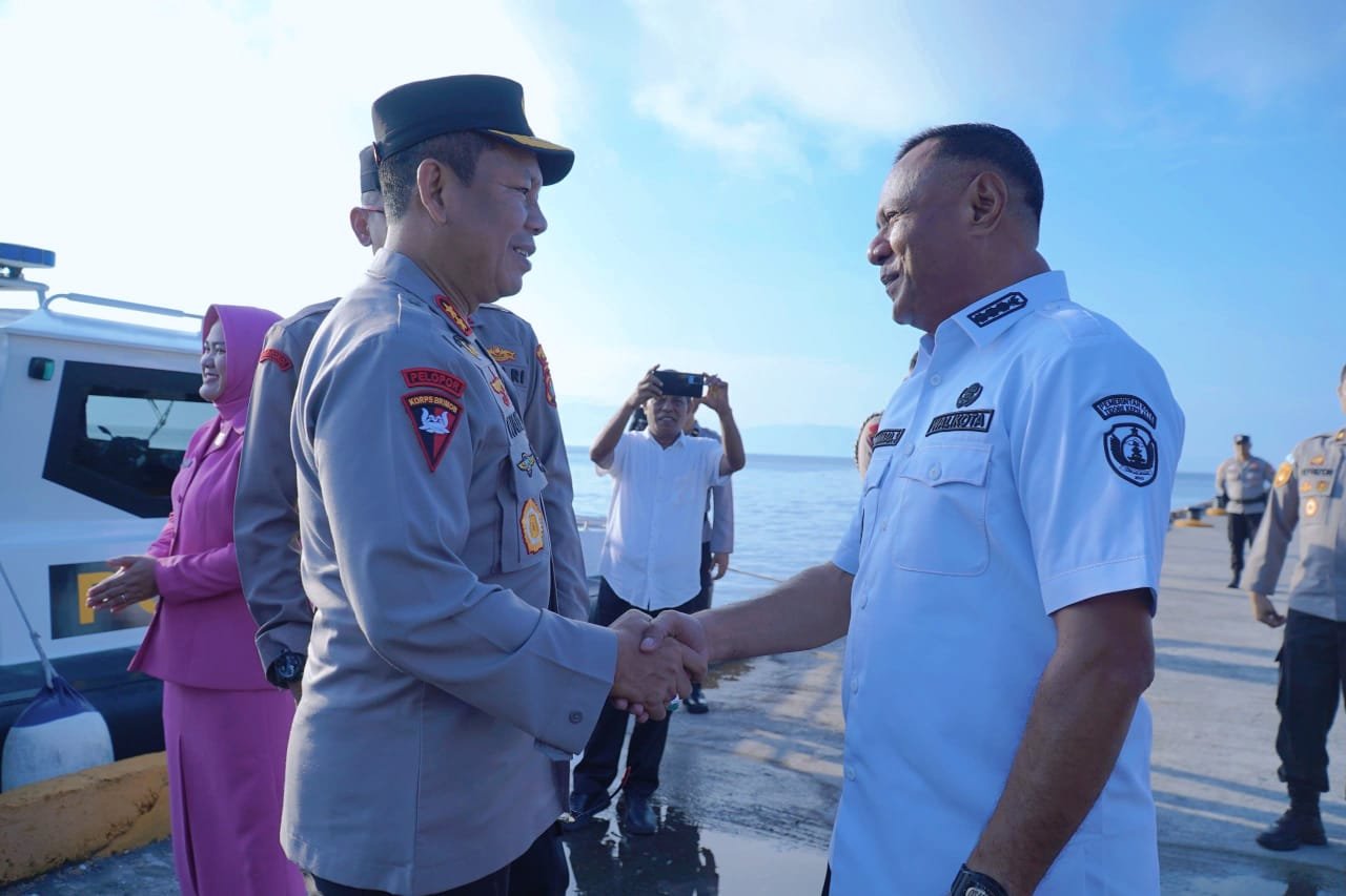 Kunker ke Tidore, Kapolda Malut Disambut Muhammad Sinen