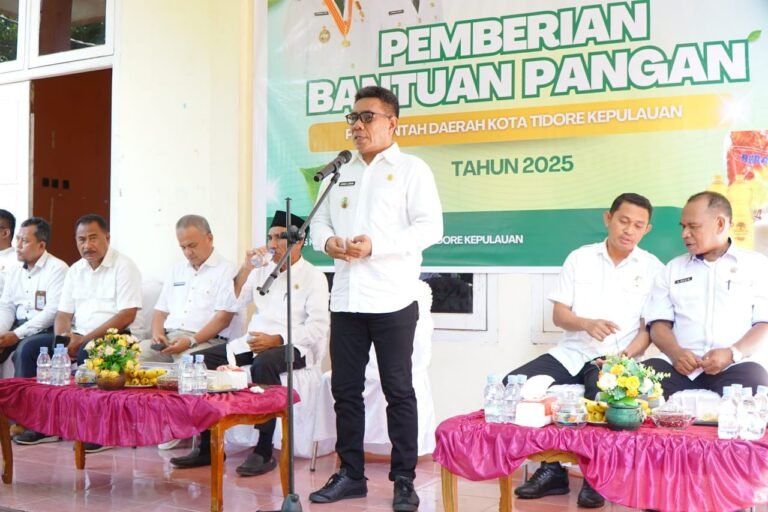 Wawali Serahkan Bantuan Bapok Dalam Rangka Program 100 hari Kerja di Kecamatan Tidore Selatan