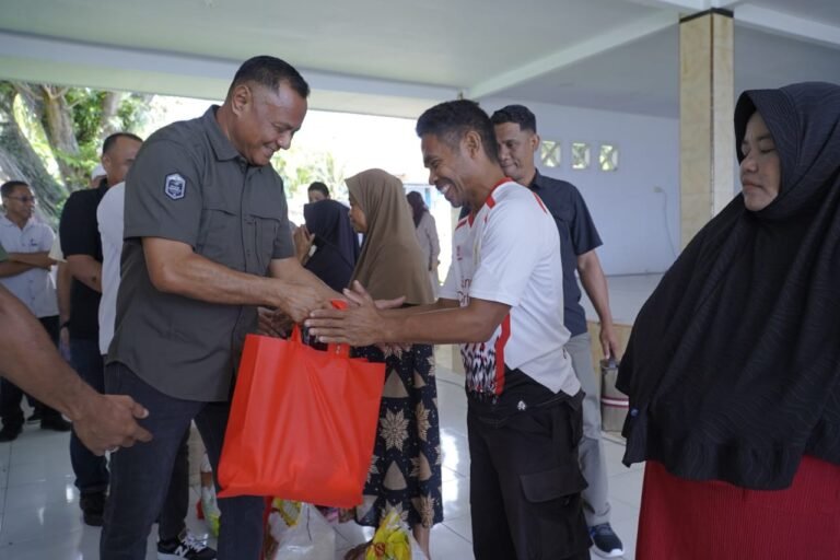 Walikota Serahkan Bantuan Pangan Gratis Kepada 800 Penerima di Kecamatan Tidore