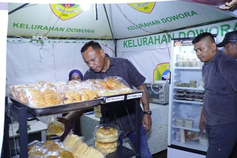 Wali Kota Tidore Borong berbagai Produk dan Jajanan di Stand UMKM