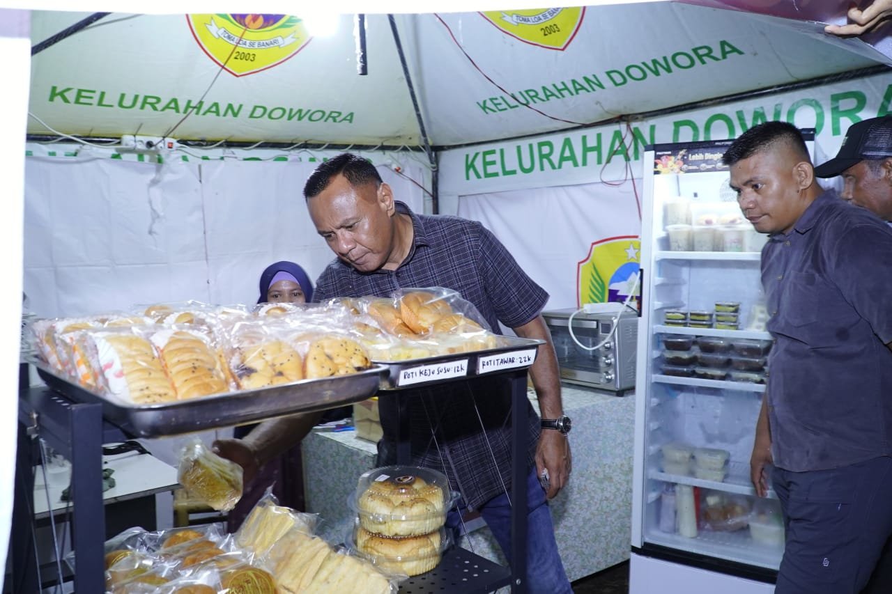 Wali Kota Tidore Borong berbagai Produk dan Jajanan di Stand UMKM