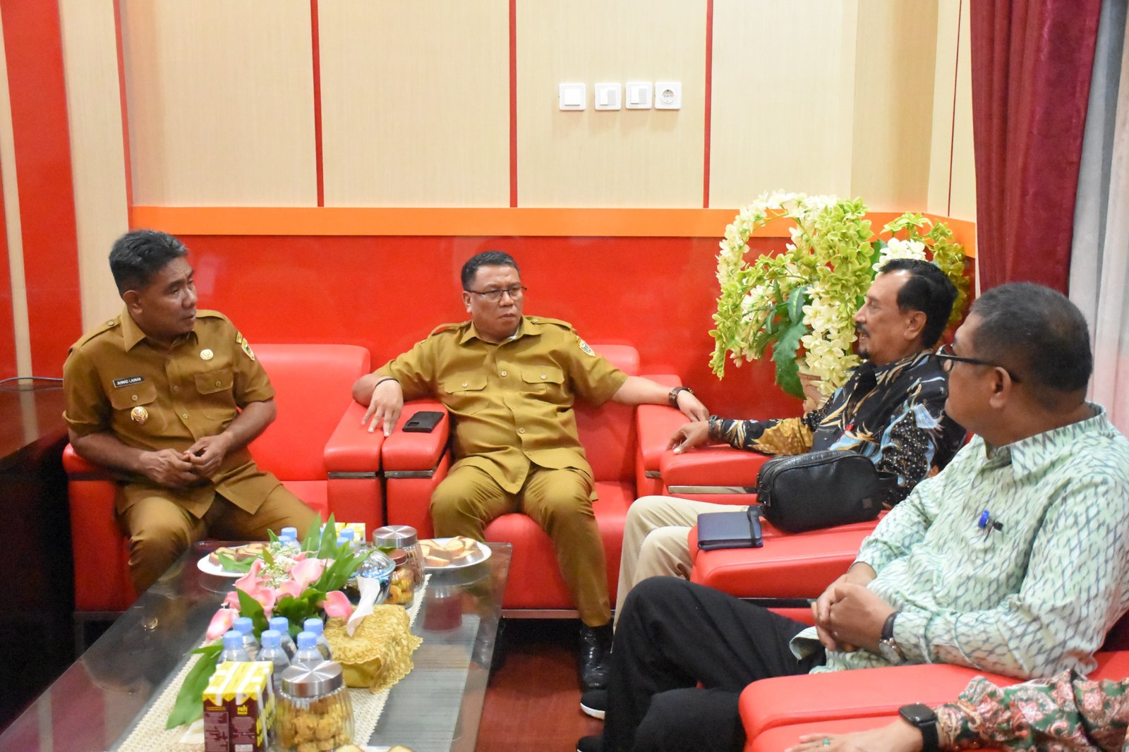 Terima Kunjungan Silaturahmi dari Komisaris Utama BPD Maluku Malut, Wawali: Bank ini Milik Kita Semua
