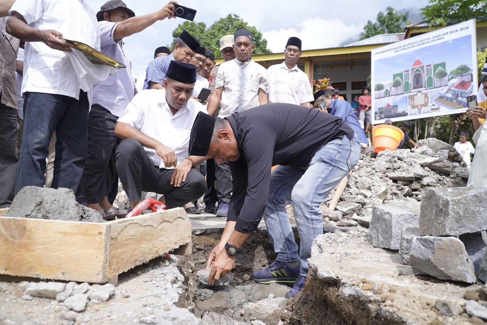 Wali Kota Tidore Resmi Melakukan Peletakan Batu Pertama Masjid Al-Ansyar Bua-Bua Kelurahan Gubukusuma