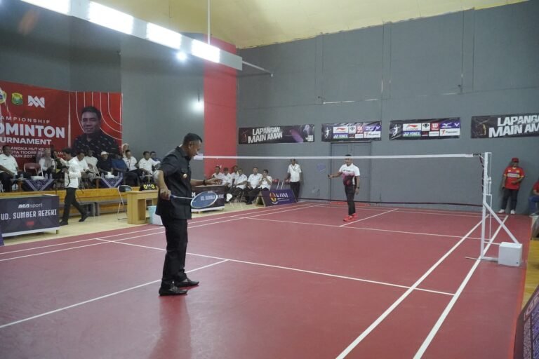 Wali Kota Buka Turnamen Badminton Main Aman dalam rangka menyambut HUT ke 22 Pemkot Tidore