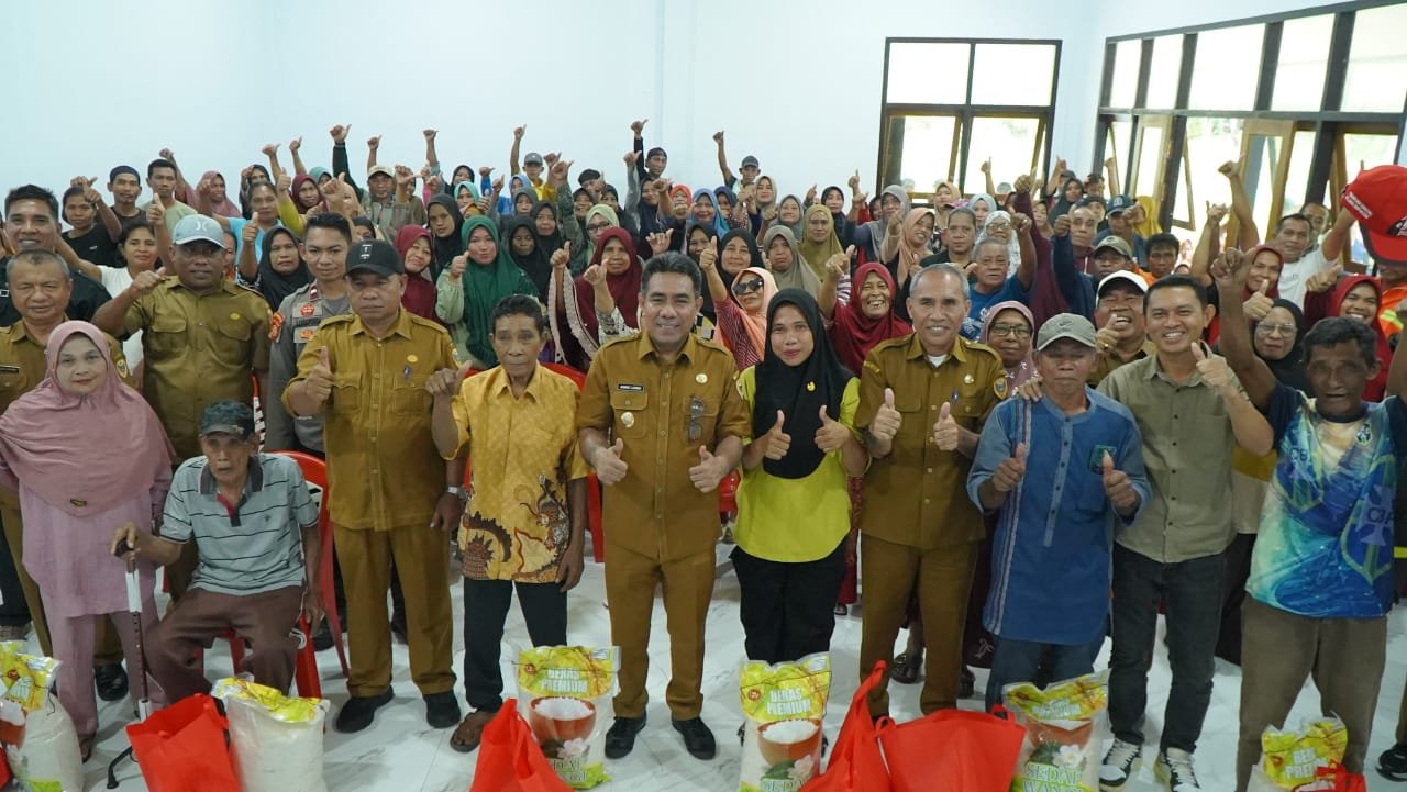 Pemkot Tidore Kepulauan Kembali Menyerahkan Bantuan Pangan Gratis di Dua Kecmatan di Wilayah Oba