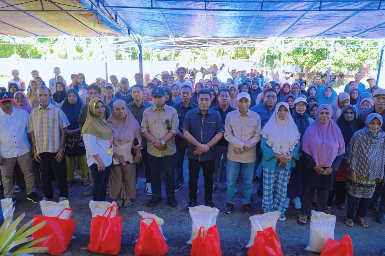 Bagikan Pangan Gratis ke Masyarakat, Warga Kecamatan Oba Tengah Apresiasi Langkah Muhammad Sinen dan Ahmad Laiman