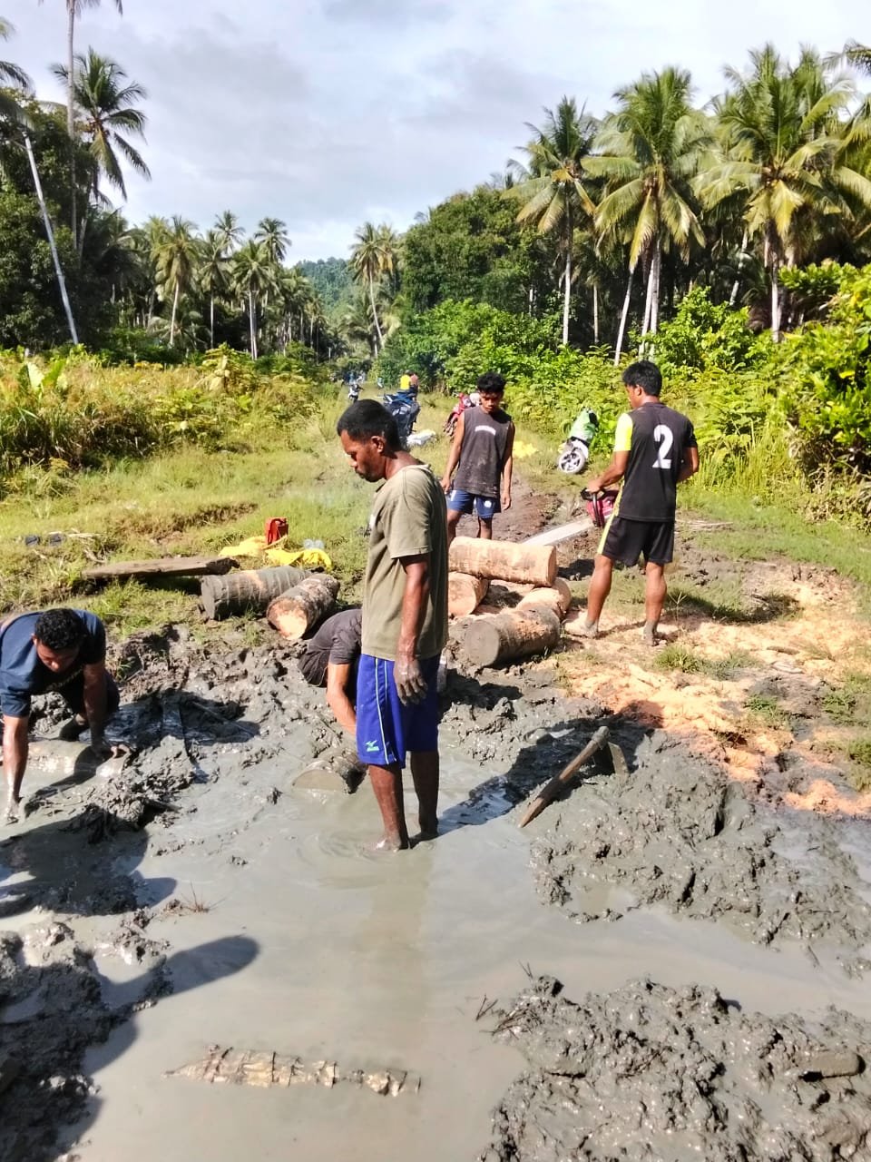 Jalan Penghubung Rusak Parah, Kades Nuku Minta Pemprov Seriusin