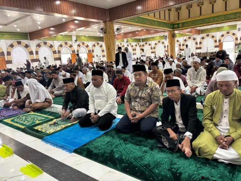 Wagub dan Sekprov Malut Shalat Idul Adha Di Mesjid Shaful Khairaat Sofifi