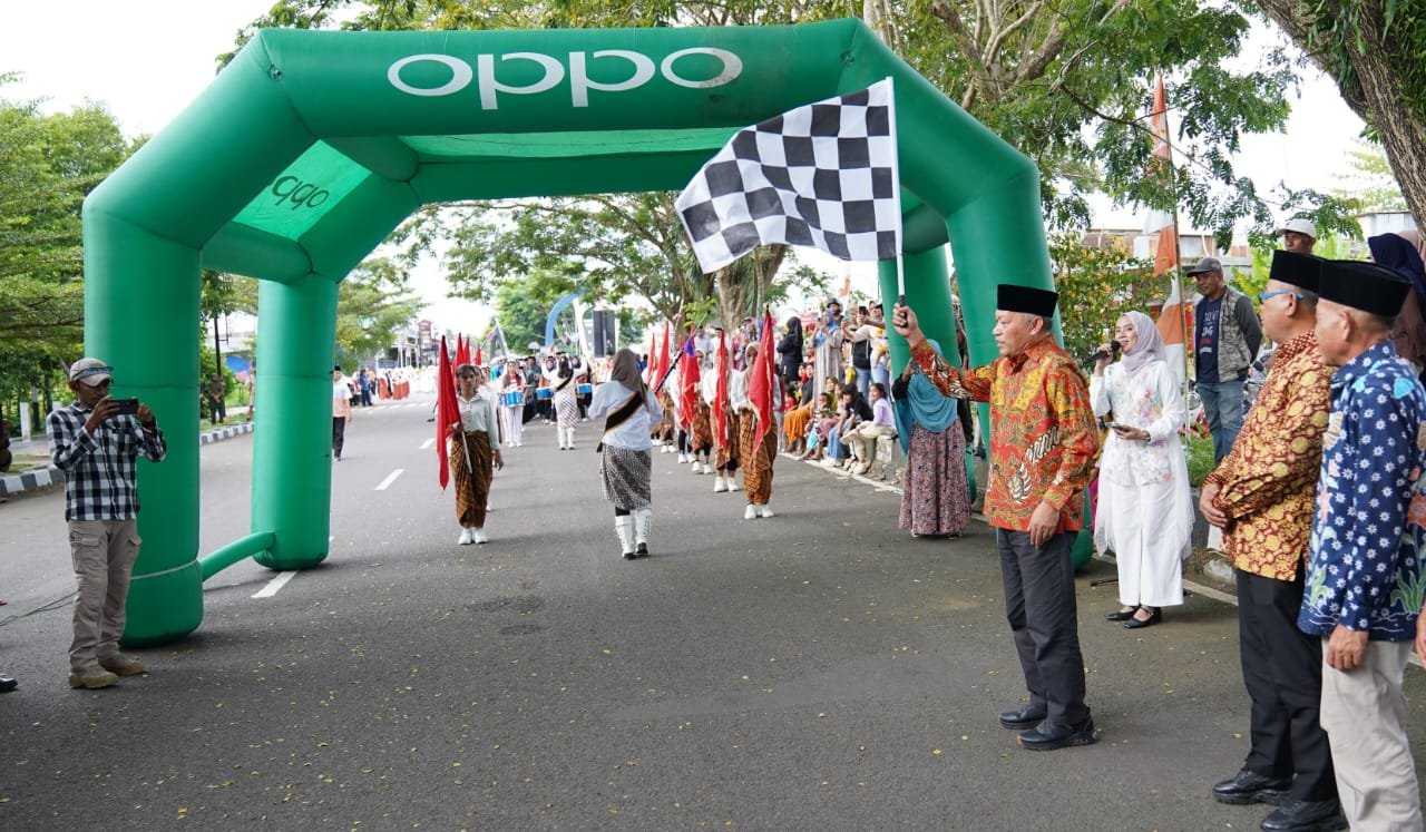 Sarbin Sehe Lepas Ratusan Peserta Pawai Ta’aruf STQH XXVIII Maluku Utara