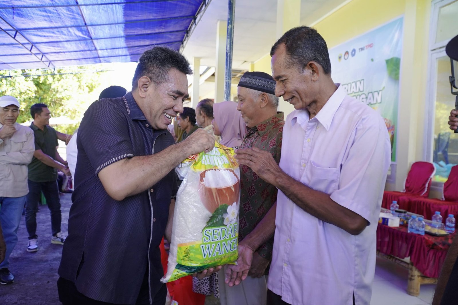 Pemda Kembali Salurkan 700 Paket Bantuan Pangan Gratis Ke Warga Kecamatan Oba Tengah