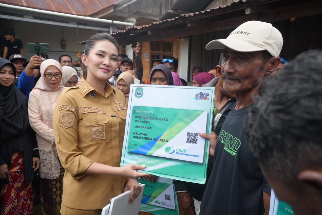 Serly Tjoanda Ikut Bahagia Lihat Nelayan Pesisir Terima Bantuan BPJS dan Mesin Kapal