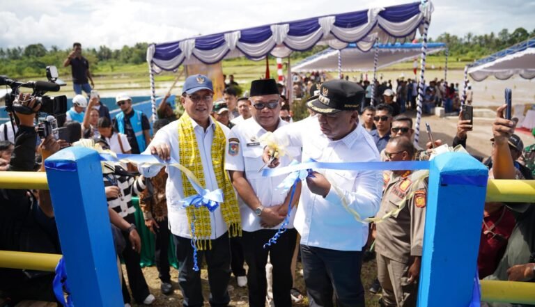 Sekprov Dampingi Wamentrans Resmikan Bendungan Beringin Agung Toliwang
