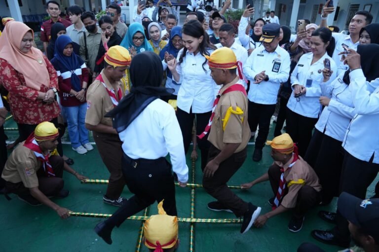 Berbagi Kebahagiaan, Sherly Tjoanda Rayakan Hari Anak Nasional bersama Siswa-siswi di Halteng