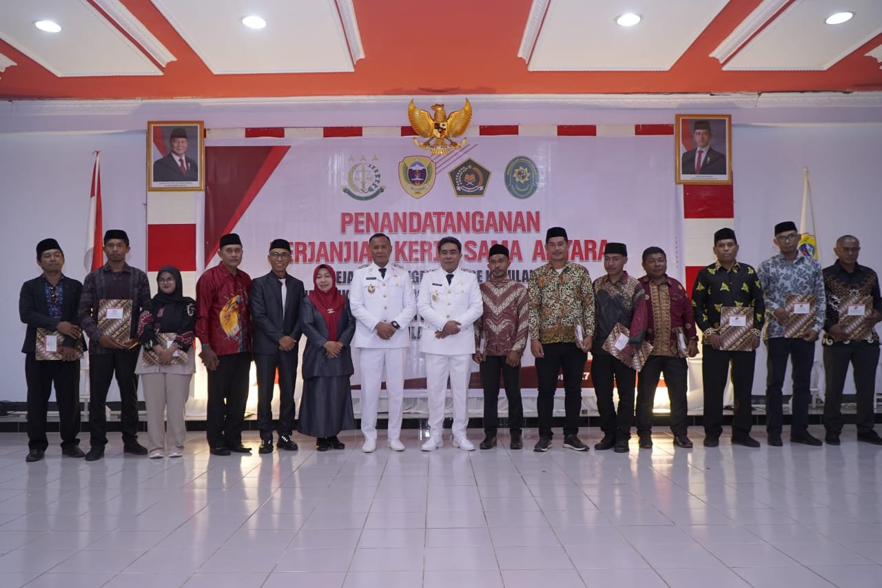 Walikota Tidore Kepulauan Secara Simbolis Menyerahkan Akta Pendirian KDKMP