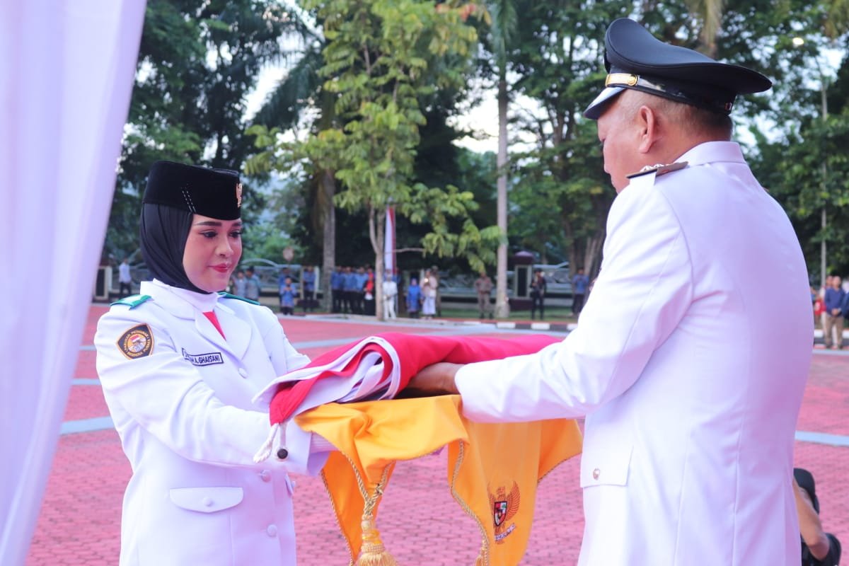 Perdana, Wagub Malut Jadi Irup di Penurunan Bendera HUT RI ke 80 di Sofifi