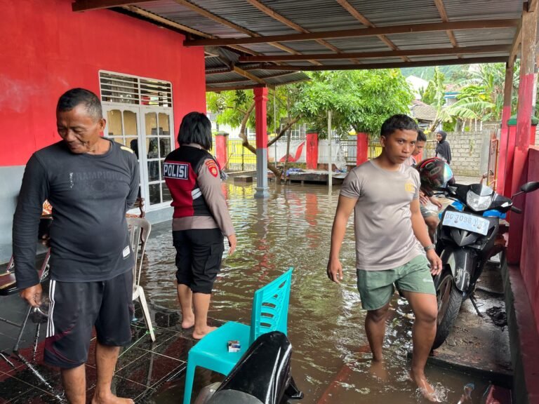 Personel Polresta Tidore Sigap Membantu Warga yang Terkena Dampak Banjir di Tuguwaji