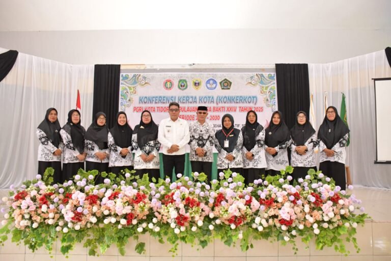Ahmad Laiman Membuka Dengan Resmi KONKERKOT PGRI Kota Tidore Kepulauan Periode 2025-2030