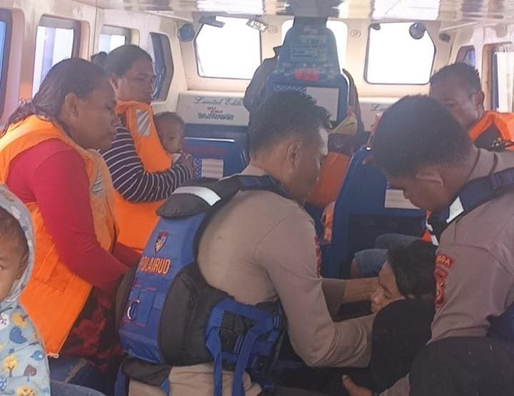 Cuaca Buruk, Polairud Polda Malut Evakuasi 15 Penumpang Speedboat di Perairan Foli