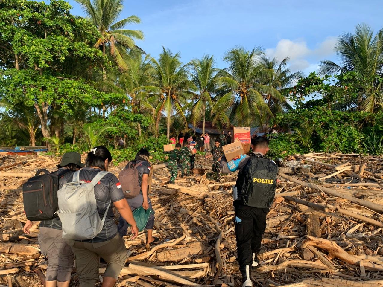 Polri Hadir di Tengah Bencana, Personel Gabungan Siaga Bantu Warga Loloda Utara