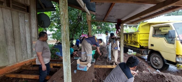 Personel Polri Bersama Warga Bersihkan Permukiman Pascabanjir di Desa Taboso