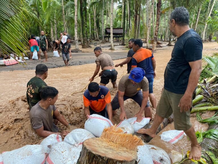 Banjir Susulan Terjang Doitia, Polres Halut Bangun Tanggul Darurat Bersama Warga