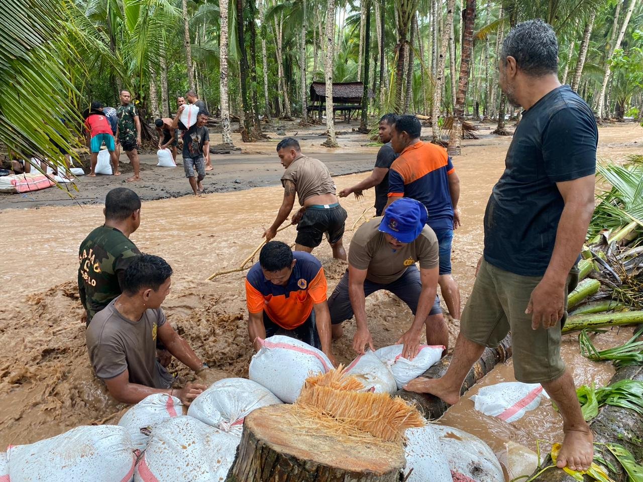 Banjir Susulan Terjang Doitia, Polres Halut Bangun Tanggul Darurat Bersama Warga