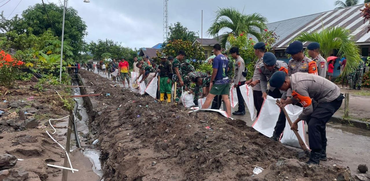 Air Sungai Meluap, Polisi dan Warga Gotong Royong Cegah Banjir di Loloda Utara