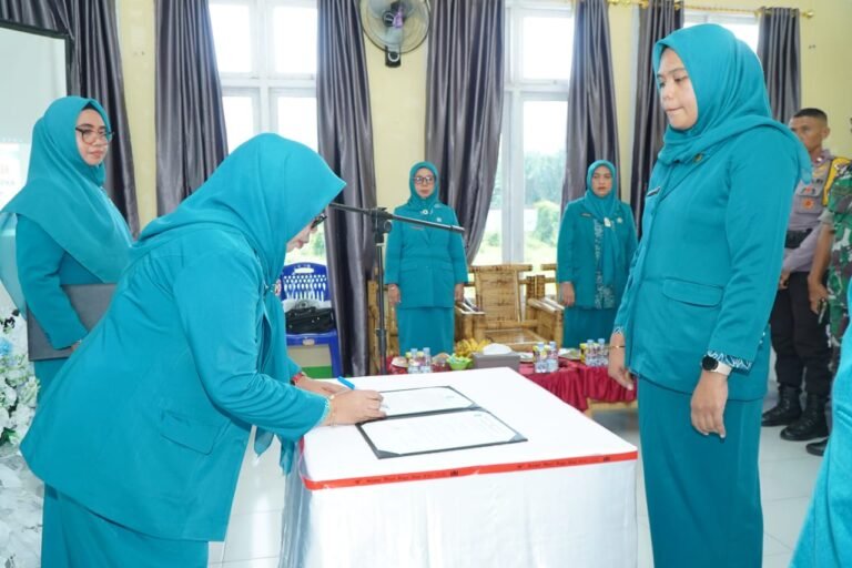 Hj. Rahmawati Muhammad Sinen Resmi Melantik Ketua TP PKK Kecamatan Oba Tengah