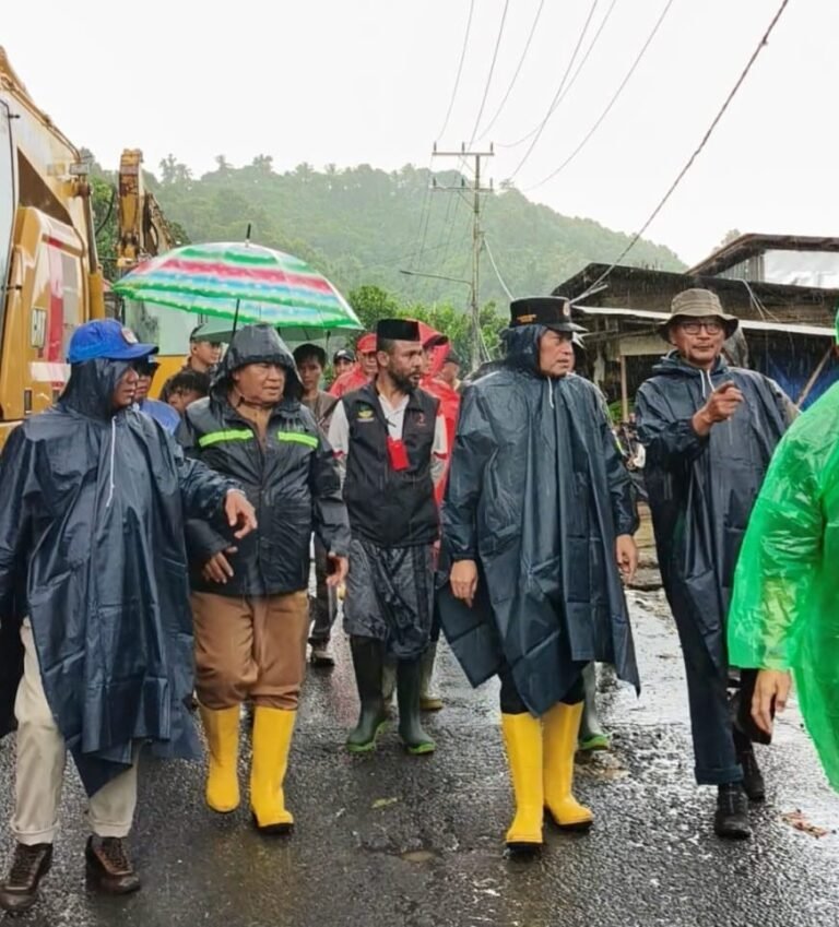 Turun ke Lokasi Banjir Halbar, Wagub Sarbin Sehe Pastikan Warga Tak Kekurangan
