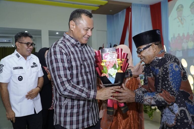 Memasuki Masa Purna Bakti, Wali Kota Sampaikan Terima Kasih Pada 18 Guru dan Kepala Sekolah