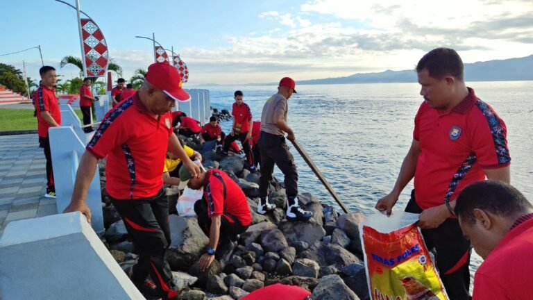 Gerakan Indonesia Asri, Polresta Tidore lakukan Aksi Bersih Pantai