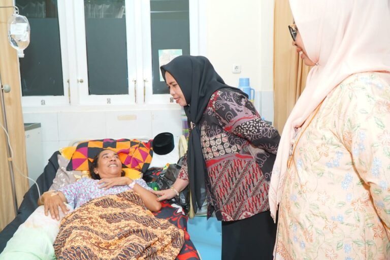 DWP dan TP PKK Tidore Berbagi Takjil Ramadhan dengan Pasien Rumah Sakit
