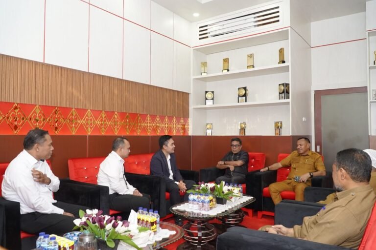 Muhammad Sinen Terima Kunjungan Silaturahmi Kepala BRI Cabang Soasio Yang Baru