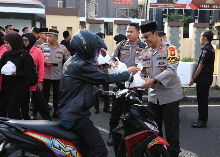 Kapolda Maluku Utara Pimpin Aksi Berbagi Takjil di Kota Ternate