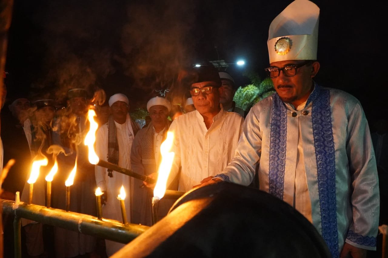 Sambut Lailatul Qadar 1447 H, Wawali dan Sultan Tidore Nyalakan Obor di Kedaton