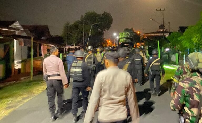 Ratusan Aparat Turun, Bentrokan Kira–Duma Dikendalikan, Dua Warga Diamankan
