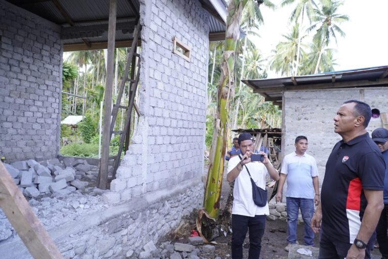 Wali Kota dan Wawali Kota Tidore Memantau Langsung Kerusakan Rumah Warga Akibat Gempa