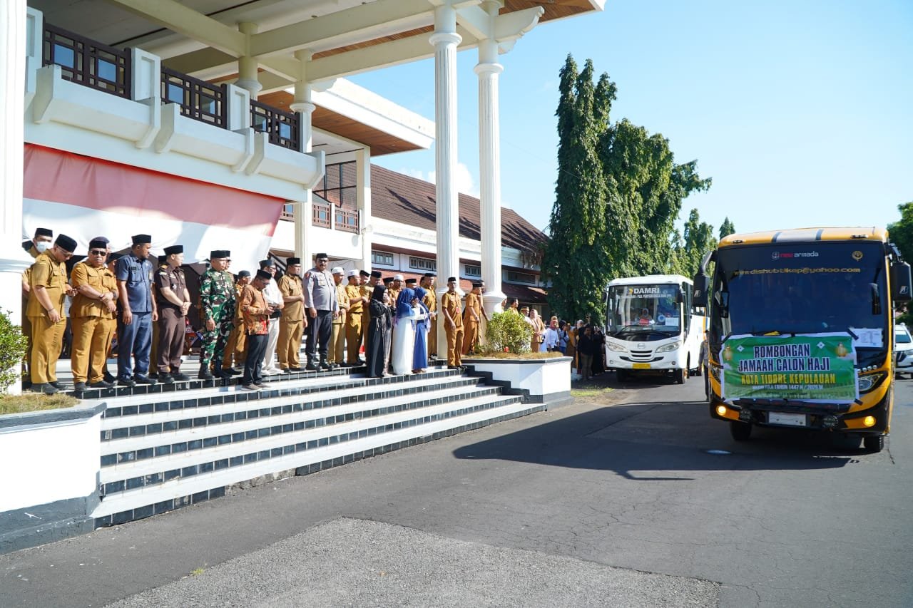 114 Calon Haji Kota Tidore Kepulauan Secara Resmi Dilepas Walikota