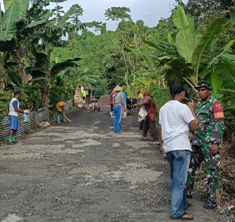 Warga Topo Perbaiki Jalan Penghubung 2 Kelurahan, Jafar Noh: Gotong Royong Tradisi yang Mengakar Dari Budaya