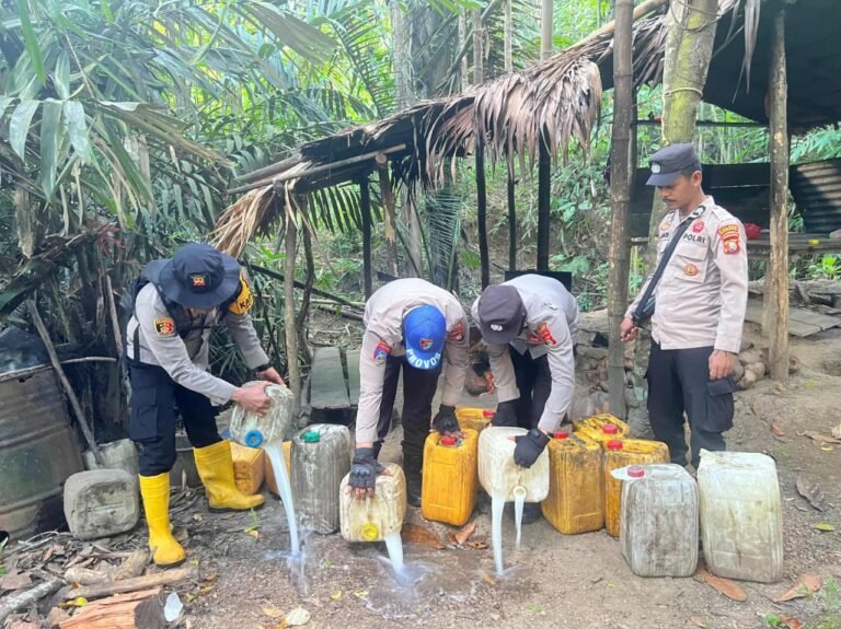 Polsek Gane Barat Musnahkan Tempat Penyulingan Minuman Keras Ilegal di Desa Doro
