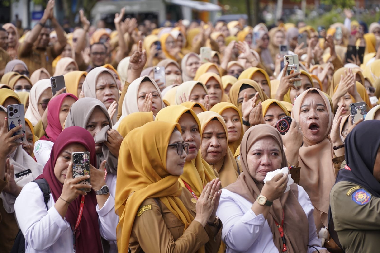 Menolak Dirumahkan, Ribuan PPPK dan Paruh Waktu Unjuk Rasa di Kantor Walikota