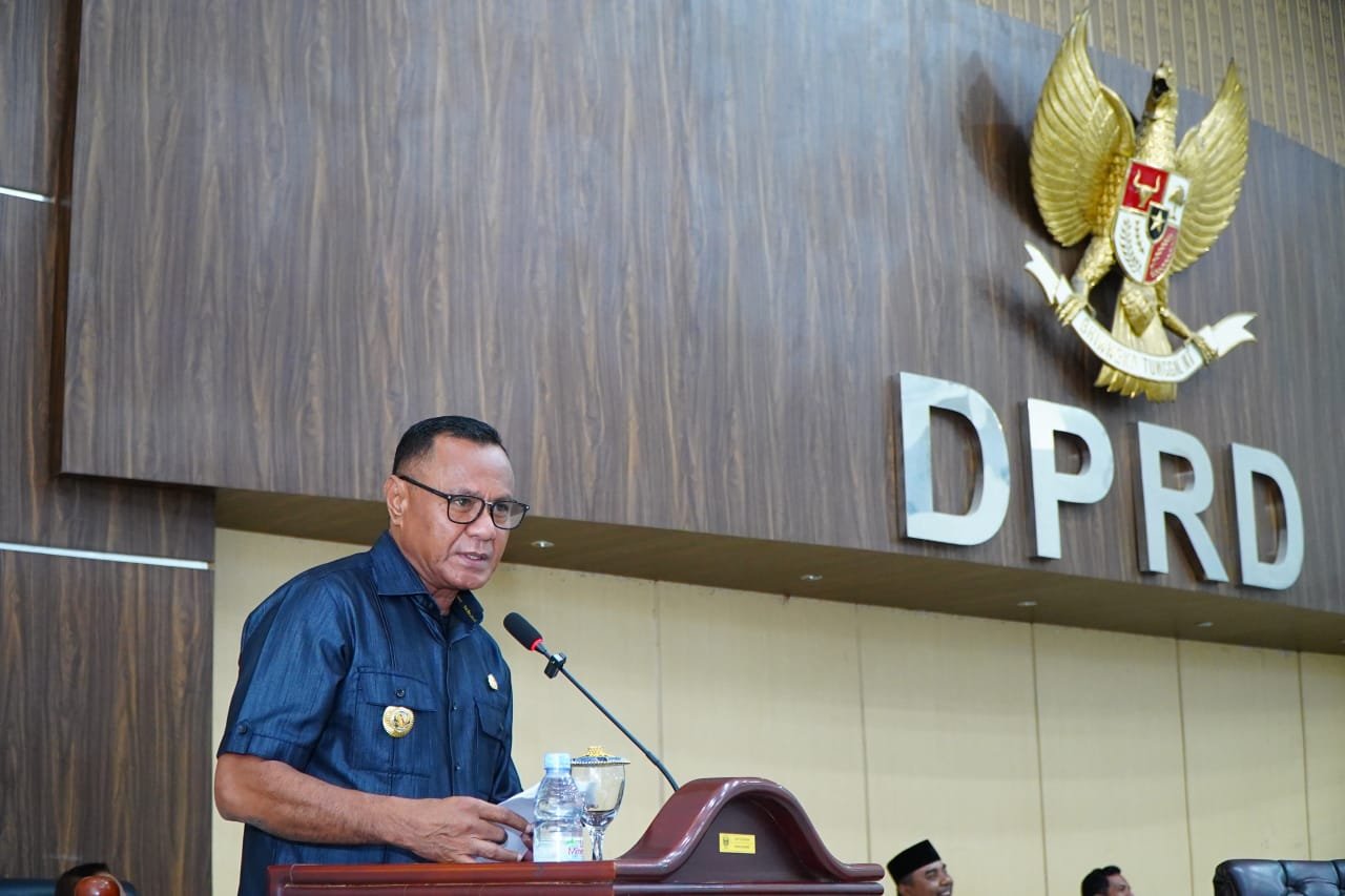 Muhamad Sinen Memberikan Jawaban Atas Pandangan Umum Fraksi Terhadap Ranperda LPP APBD 2025